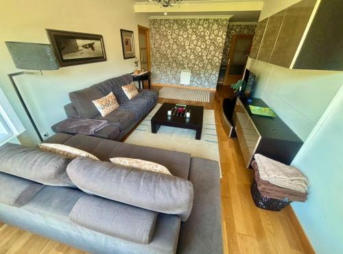 a living room with a couch and a table at BAKIO BEACH con Garaje in Bakio