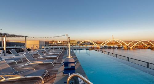 una piscina en la terraza de un crucero en Bachelorette Suite en Washington