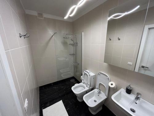 bagno con servizi igienici, lavandino e specchio di Onyx apartment a Puerto del Carmen