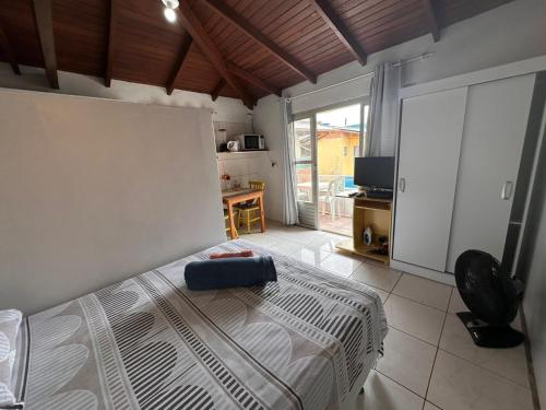 1 dormitorio con 1 cama en una habitación con ventana en Apto com A/C, ultra wi-fi Avaliações 4,9! *****, en Florianópolis