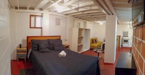 ein Schlafzimmer mit einem großen Bett in einem Zimmer in der Unterkunft Aparta Estudios en la Plaza de Toros in Bogotá