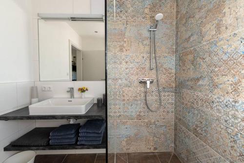 bagno con doccia e lavandino di Appartement Tannenhof III a Ramsau am Dachstein