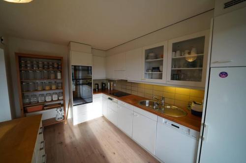 Sonniges Haus bei Bernにあるキッチンまたは簡易キッチン