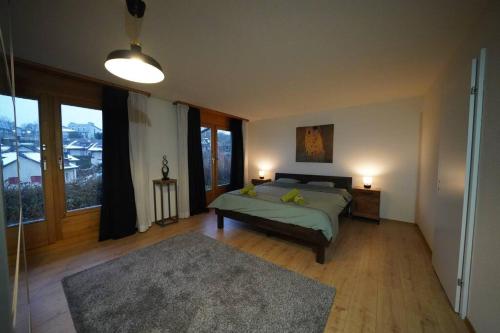 Postel nebo postele na pokoji v ubytování Sonniges Haus bei Bern