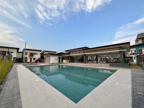 una piscina frente a un edificio en Minglanilla Modena Townsquare, en Minglanilla
