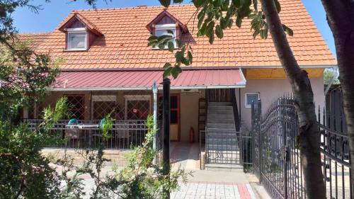 una casa con techo naranja y puerta en Apartmani Studio, en Melenci