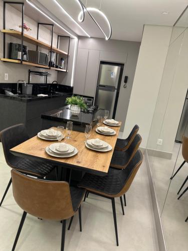 ein Esszimmer mit einem Holztisch und Stühlen in der Unterkunft Apartamento Frente Mar Bc 704 in Balneário Camboriú