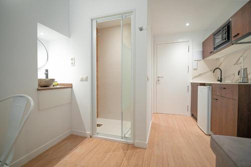 a bathroom with a glass shower in a kitchen at ESTUDIO ROMAN & CATHEDRAL EXPERIENCe in Tarragona