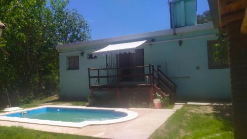 een klein zwembad voor een huis bij Casa Mis Viejos in Potrero de los Funes