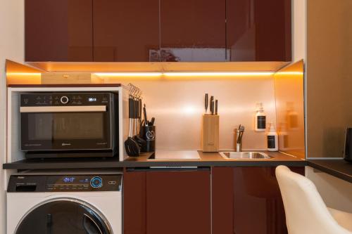 a kitchen with a microwave oven and a dishwasher at Home Suites Home in Vienna