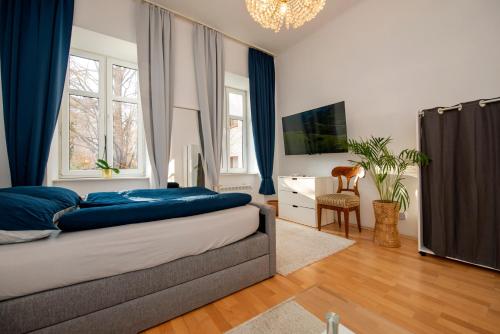 a bedroom with a bed and a desk at Home Suites Home in Vienna