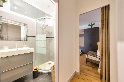 a bathroom with a sink and a shower at Agréable studio proche Paris et Porte de Versailles in Malakoff