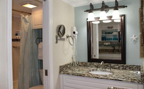 une salle de bain avec un lavabo et un miroir dans l'établissement Blue Water Oceanview, 15th floor, à Myrtle Beach