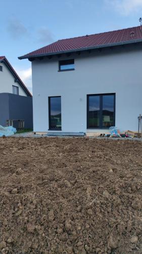 a house with windows and a dirt yard at Wohnung mit Weitblick in Schwäbisch Hall