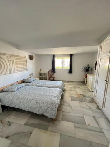 Beautiful views, pool & just 10min to the beach