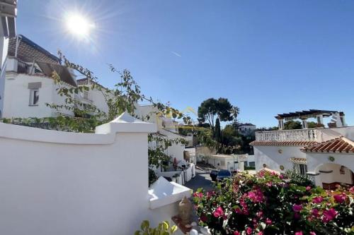 Beautiful views, pool & just 10min to the beach