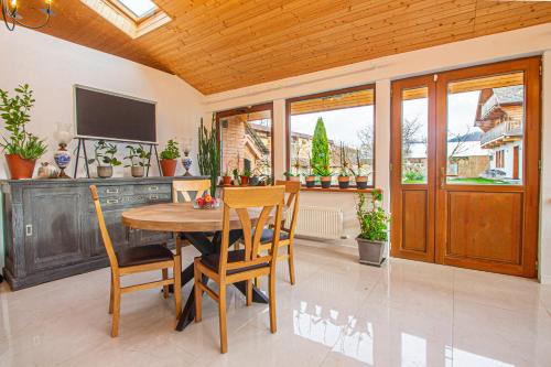 a dining room with a wooden table and chairs at RunCa-n Rai in Cristian