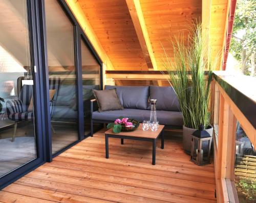 a screened in porch with a couch and a table at DAS Chalet mit Schlossblick in Wernigerode in Wernigerode