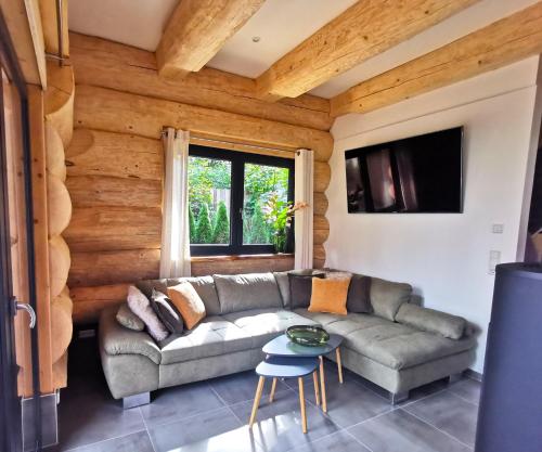 ein Wohnzimmer mit einem Sofa und einem Tisch in der Unterkunft DAS Chalet mit Schlossblick in Wernigerode in Wernigerode