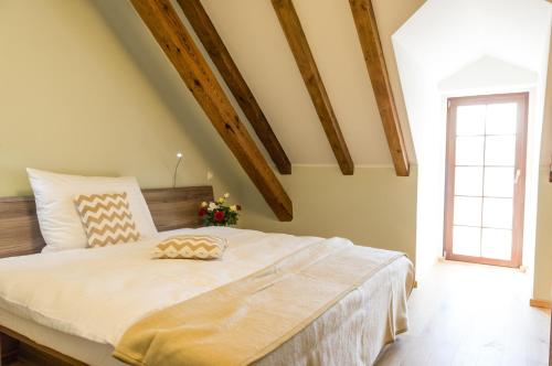 Un pat sau paturi într-o cameră la Olivův Pivovar