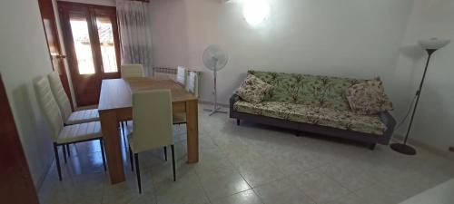 sala de estar con sofá y mesa en Casa Vitoria, en Monroyo