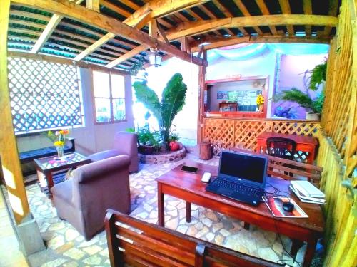 - un salon avec un bureau et un ordinateur portable dans l'établissement Hotel Rosalila, à Copan Ruinas