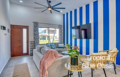 ein Wohnzimmer mit einer blau-weißen gestreiften Wand in der Unterkunft Tropical Blue Oasis in Puntarenas