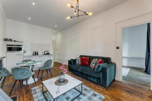 Photo de la galerie de l'établissement Superbe appartement T2 hyper centre, à Aix-les-Bains