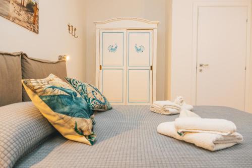 ein Schlafzimmer mit einem Bett mit Handtüchern darauf in der Unterkunft Case Vacanze Il Sogno 2 in Porto Pino