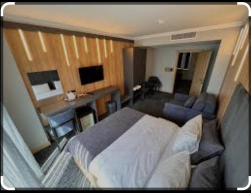 ein Wohnzimmer mit einem Bett und einem Sofa in der Unterkunft Beni Lexury Katyora in Unye