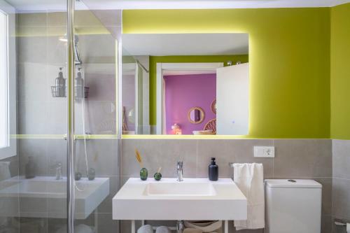 a bathroom with a sink and a shower at Gran Canet 2BR! Walk to Beach, Sea View, Sauna & Gym in Canet de Berenguer
