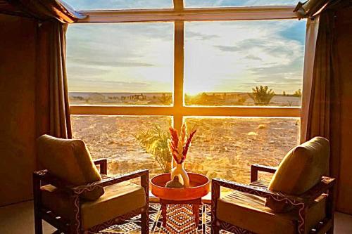 Un lugar para sentarse en Sky View Camp