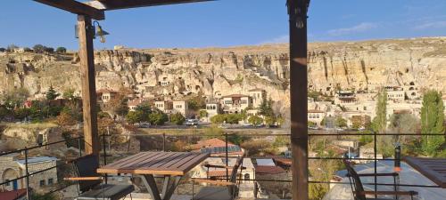 uitzicht op een berg vanaf het balkon van een huis bij Sirius Cave Cappadocia in Urgup