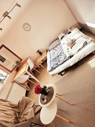 - un salon avec un lit et un escalier en colimaçon dans l'établissement Appartement à proximité de la Gare du RER B Le Guichet ,Paris Saclay, à Orsay