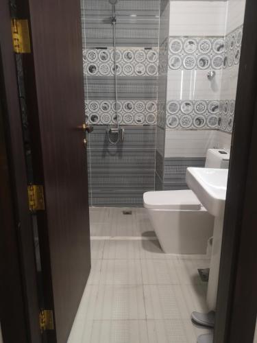 a bathroom with a shower and a toilet and a sink at هلتون بلو in Makkah