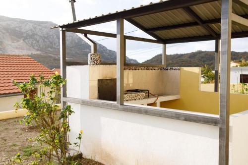 a house with a view of the mountains at Deutsche Willa in Sutomore