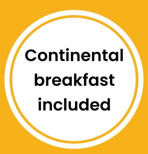 een witte cirkel met de woorden continentaal ontbijt inbegrepen bij Yellow Door Villa in Barwon Heads