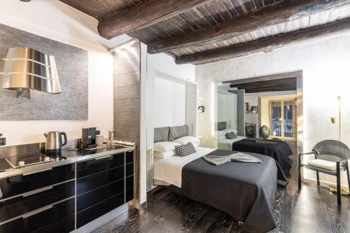 Cet appartement comprend une chambre avec un lit et un évier ainsi qu'une cuisine. dans l'établissement Art Inn Centro, à Naples
