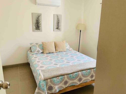 1 dormitorio con 1 cama con 2 almohadas en Gabby’s Accesible House in Private area, en Mexicali