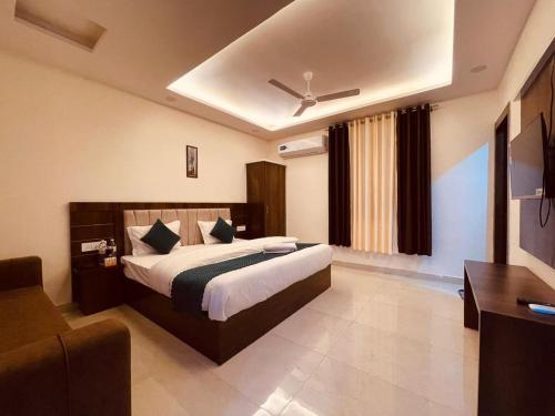 ハリドワールにあるWooib Hotels, Haridwarのベッドとソファ付きのホテルルーム