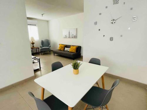 - une table et des chaises blanches dans le salon dans l'établissement Gabby’s Accesible House in Private area, à Mexicali