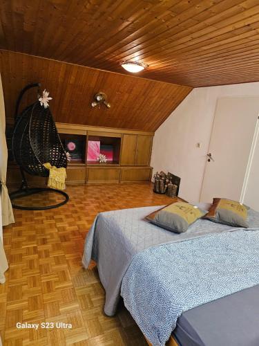 um quarto com 2 camas e um tecto de madeira em Holz Haus nähe Wien em Traiskirchen
