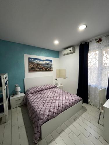 1 dormitorio con 1 cama y una pintura en la pared en B&B Family Room, en Portici
