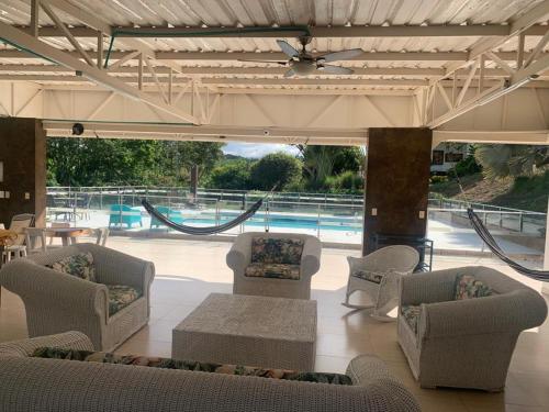 un patio con sofás y sillas y una piscina en Casa Merchu Finca Spa, en Puerto Espejo