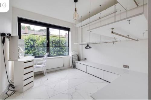 チェスターにあるLuxury Apartment: city centre, stylish, modernの白いキッチン(デスク、窓付)