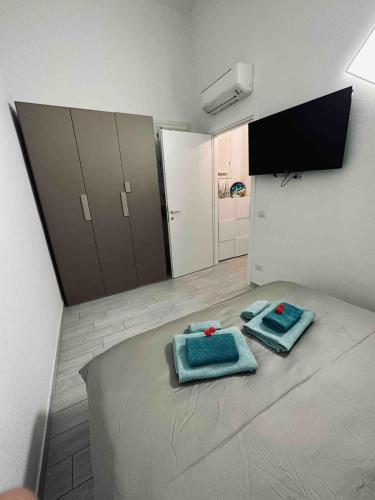 a room with two blue towels on a bed at Magnifique villa neuve en bord de mer in Sassari