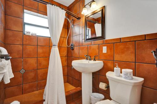 a bathroom with a toilet and a sink at Waves On Walnut - Beach Access in Hollywood