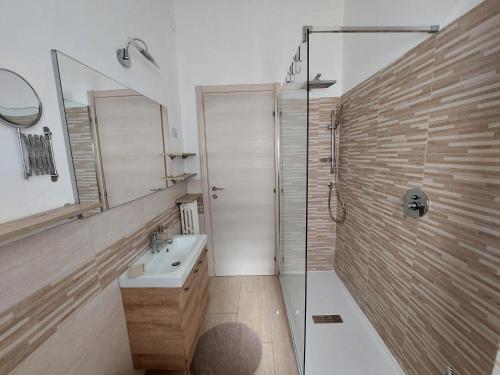 y baño con lavabo y ducha acristalada. en Chianti Best House, en Greve in Chianti