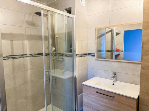 a bathroom with a glass shower and a sink at Le Roof Top - Parc des Expos - Roissy CDG in Villepinte