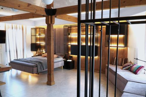 un dormitorio con dos camas y un sofá en Bansko Nest, en Bansko